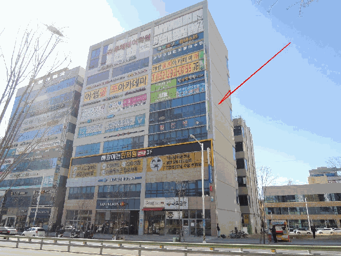 본건 건물 전경(동측 접면 도로에서 촬영)