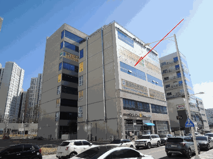 본건 건물 전경(서측 접면 도로에서 촬영)