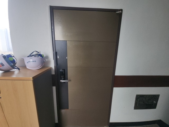 3층 출입문 및 안내장(임차인 : 최동열)