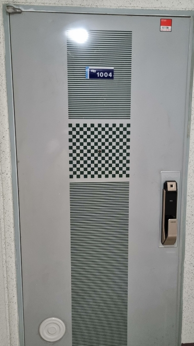 1004호 현관문