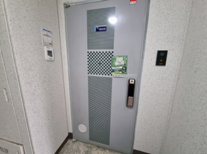 1004호 출입문