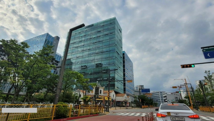 본건 소재 건물(남동측에서 촬영)