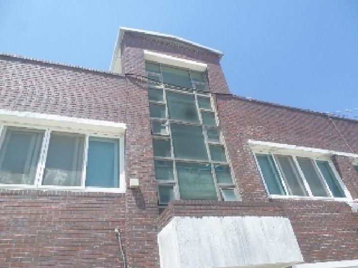 목록2. 2층 사무실 및 1층 사무실, 식당, 수위실 건물 소재 제시외 옥탑(계단실)