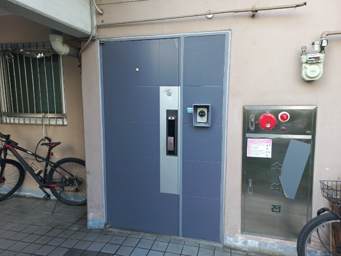 본건 내부 출입문