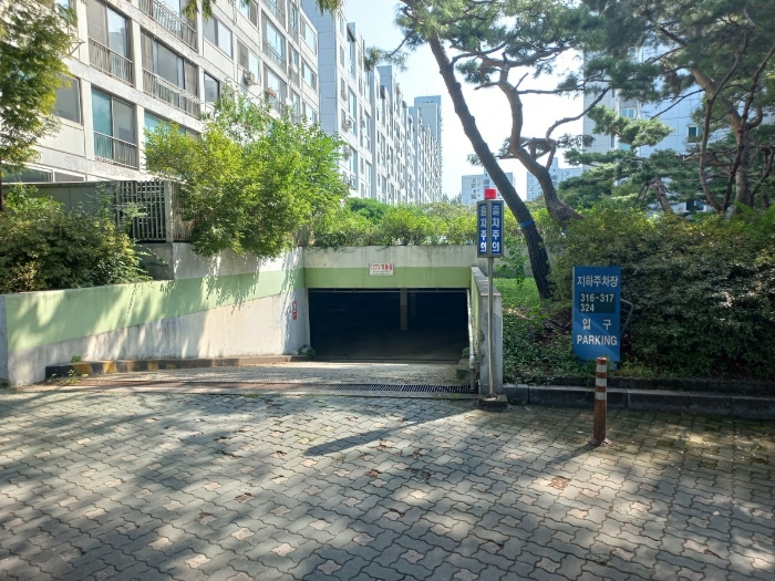 본건 소재 아파트 단지 내 지하주차장 입구 촬영