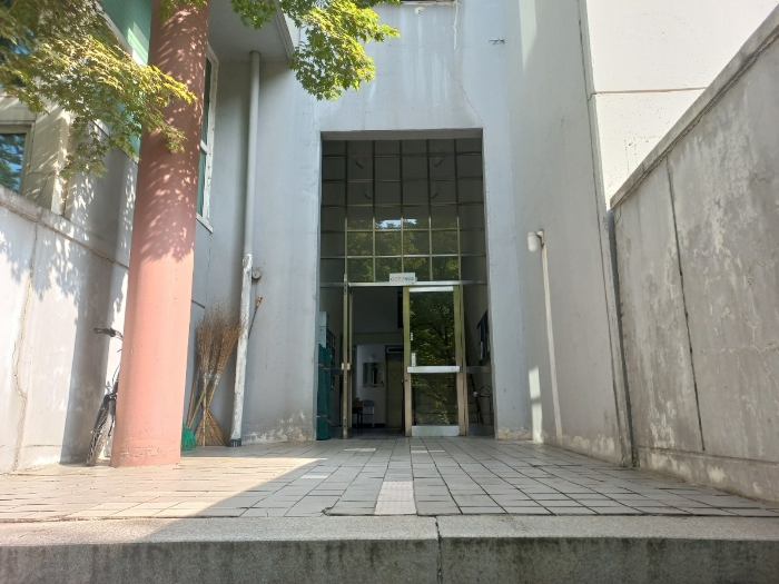 본건 소재 건물 외부 출입구