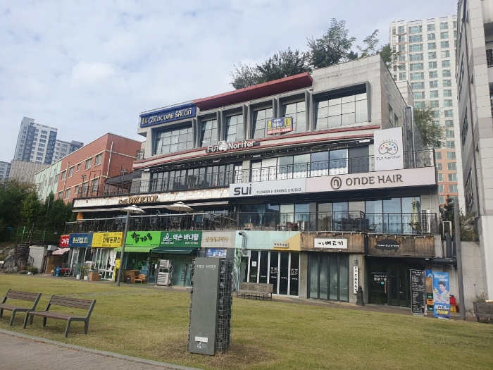 본건 소재 건물 (남측에서 촬영)