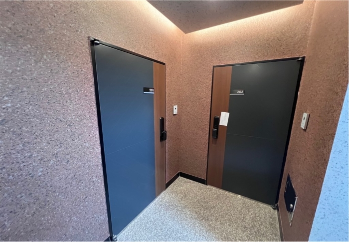 기호1 2층 출입문