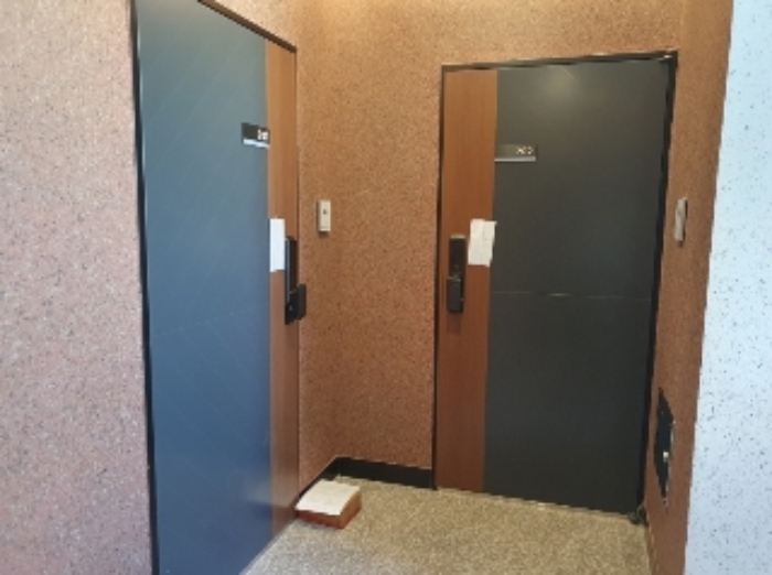 2층 201호 및 202호 세대 출입문