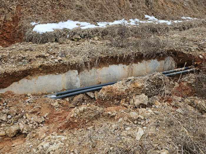 본건토지의 배수관 및 전선(호우로 일부 토사 유실)