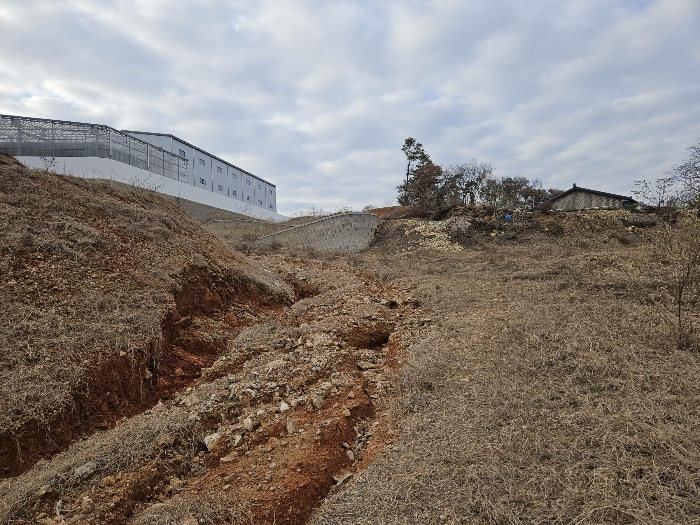 본건 토지와 인접 공장 및 단독주택의 모습