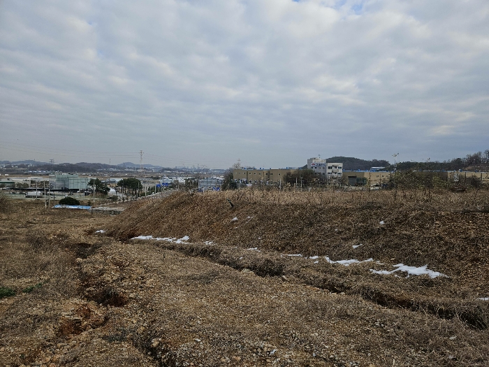 본건 토지 중간부분에서 본 주변 공장 등 모습