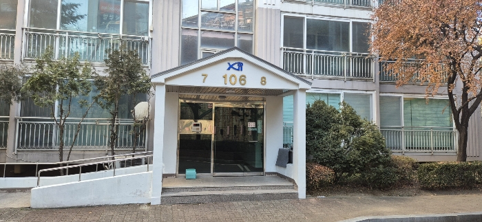 공동 현관 입구