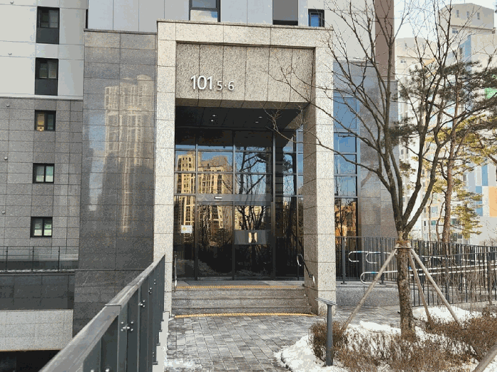 로비층 공동 출입구