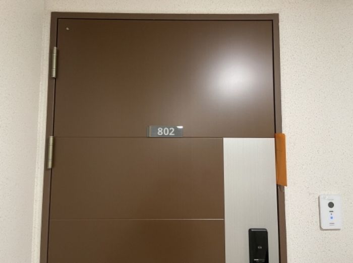 802호 출입문