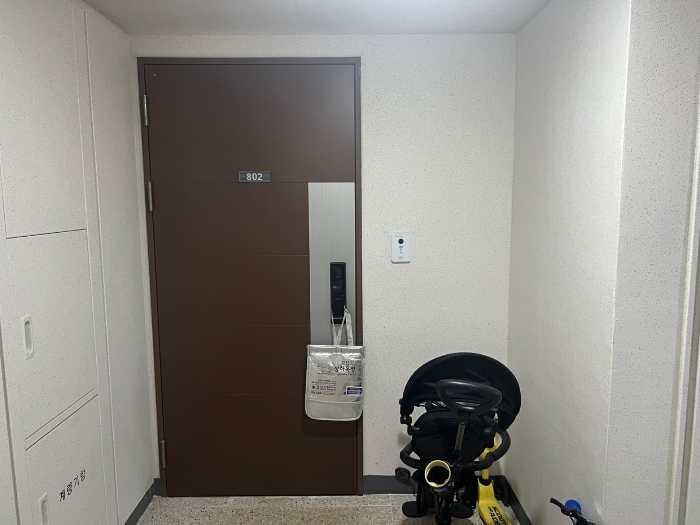 본건 세대 현관문 전경