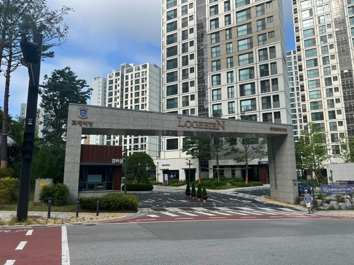 본건 단지 주출입문 전경