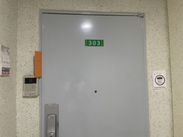 303호 출입문