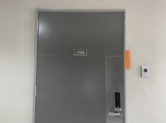 1704호 출입문