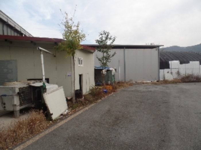 기호 7. 북측 일부를 인접지(신암리 200-1)와 일단지로 건부지 등으로 농업회사법인(주)청목농산에서 점유