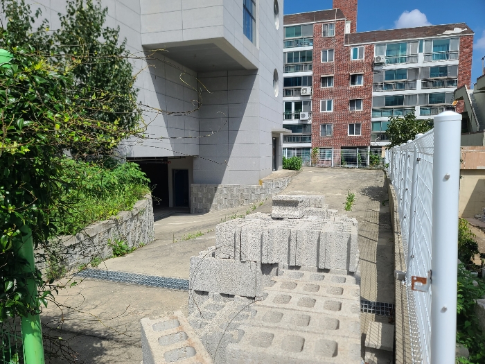 차량의 접근을 막은 적재물 등