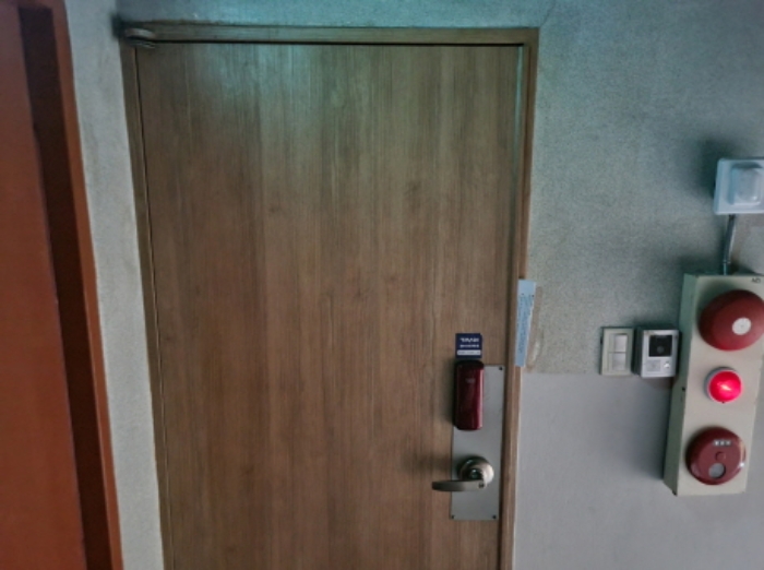 본건 3층 남측의 출입문 모습