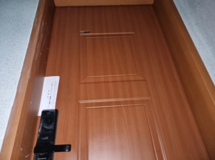 본건 3층 남측 상단에 위치한 방의 출입문 모습 (출입문에 임차인권리신고 안내장을 남겨둠)