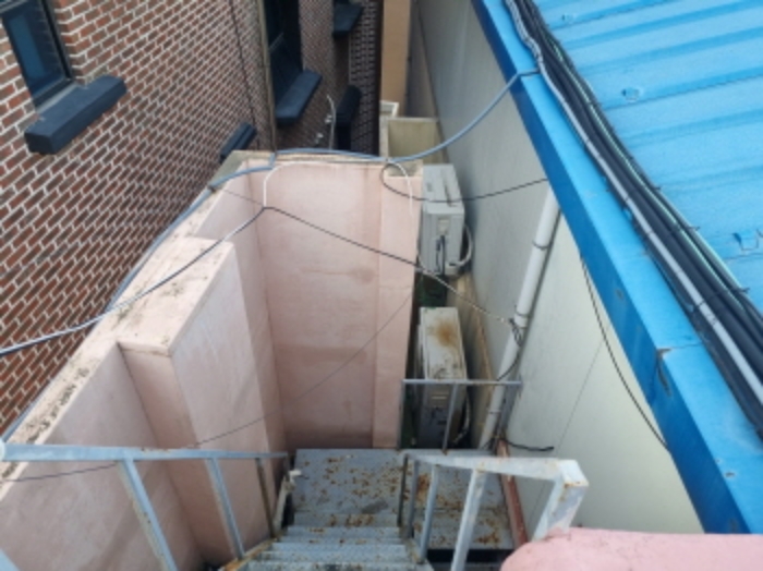 본건 옥상으로 가는 계단의 모습