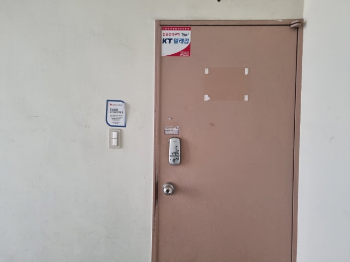 본건 북서측 3층의 출입문 모습