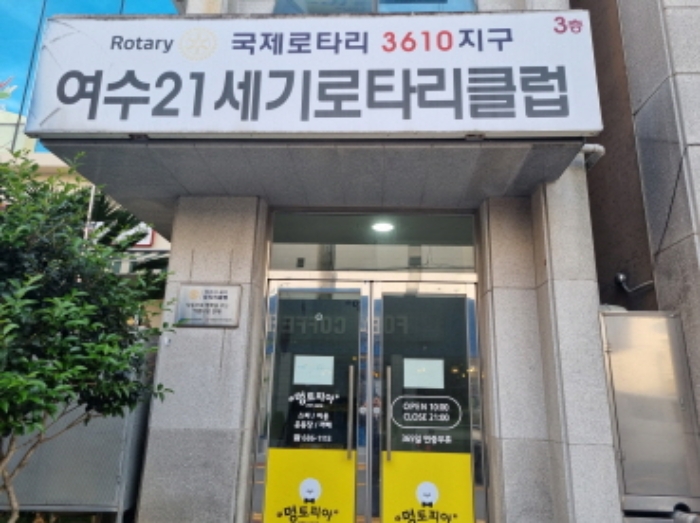 본건 북서측 공동출입문의 모습