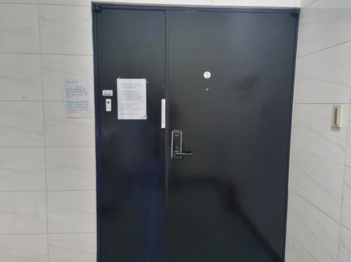 본건 북서측 2층의 출입문 모습 (출입문에 임차인권리신고 안내장을 남겨둠)