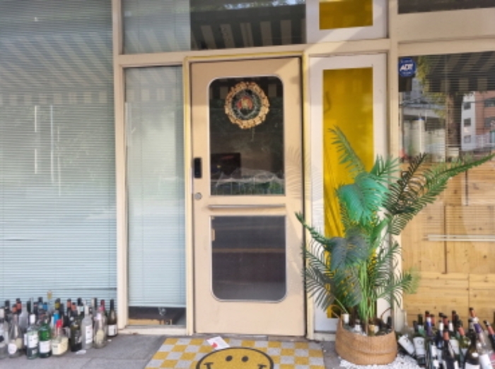 본건 남측에서 블루스라는 상호로 표시된 상가의 출입문 모습 (출입문에 임차인권리신고 안내장을 남겨둠)