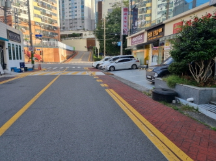 본건 북서측에 위치한 아스팔트 포장도로의 모습