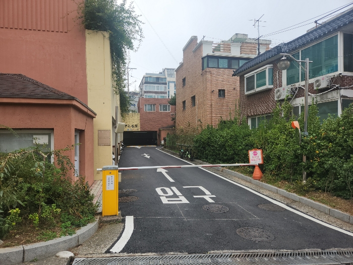 본건동 주차장 입구 전경