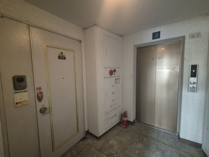 일련번호 1 출입문 및 복도 전경