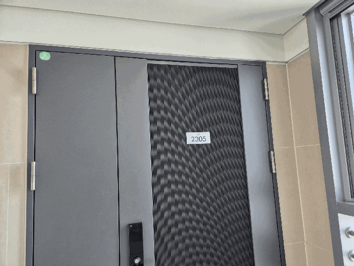 대상 구분건물 출입문 모습