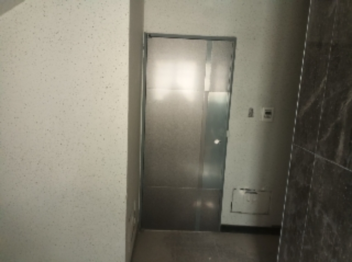 목적물 301호 출입문