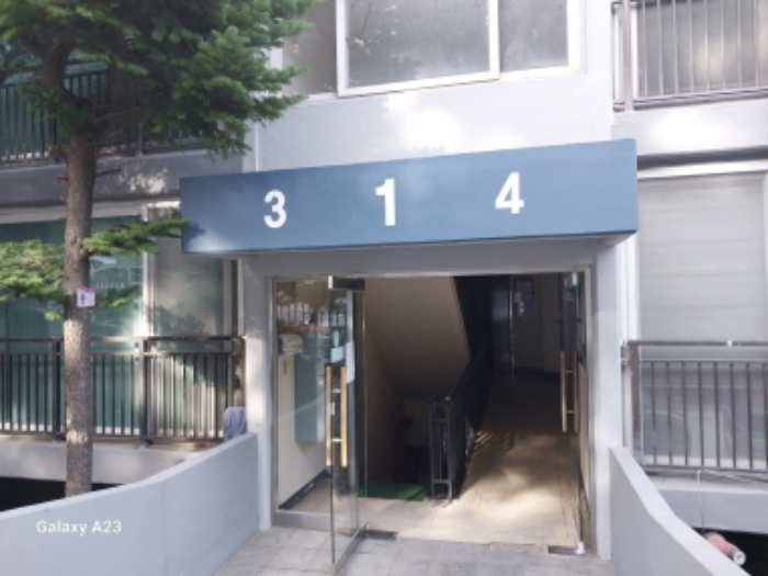 위 목적물의 공동출입구