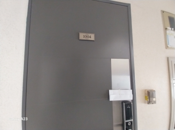 위 목적물의 출입문(1004호)