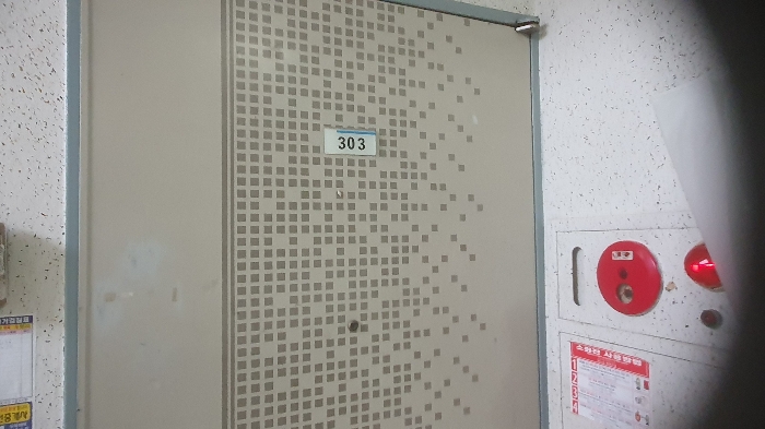 본건 33호 출입문