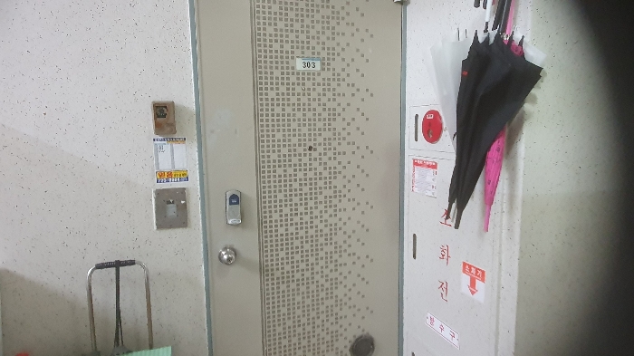 본건 303호 입구 및 외현관