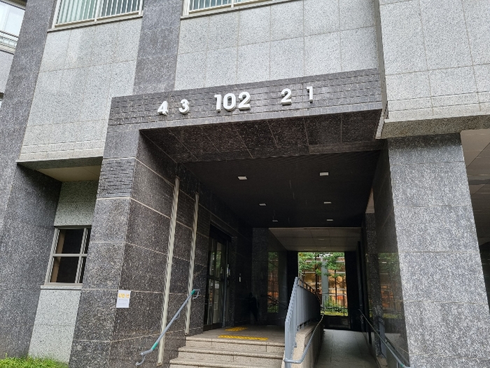 102동 출입구
