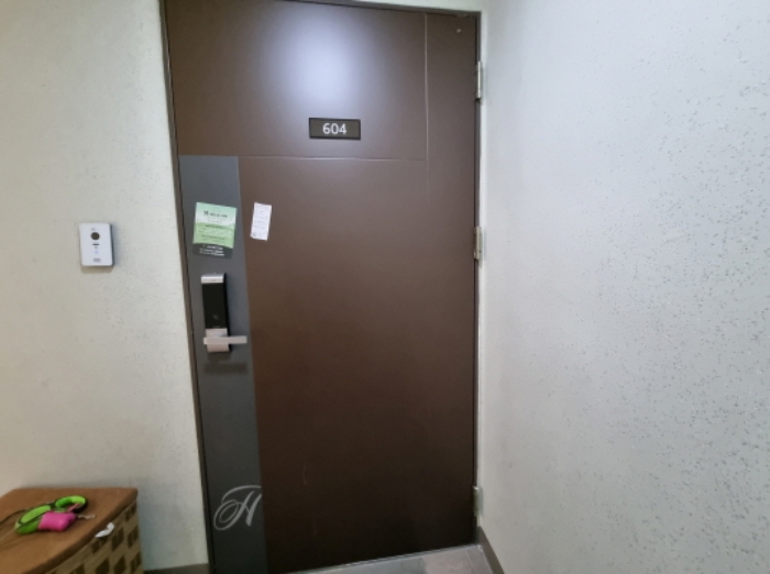 목록1. 604호 출입문