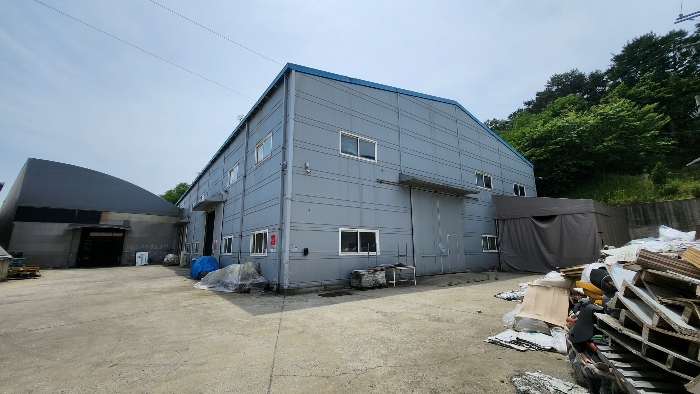 본건 건물 기호(7) 및 제시외 건물 (ㄷ,ㄹ) 전경