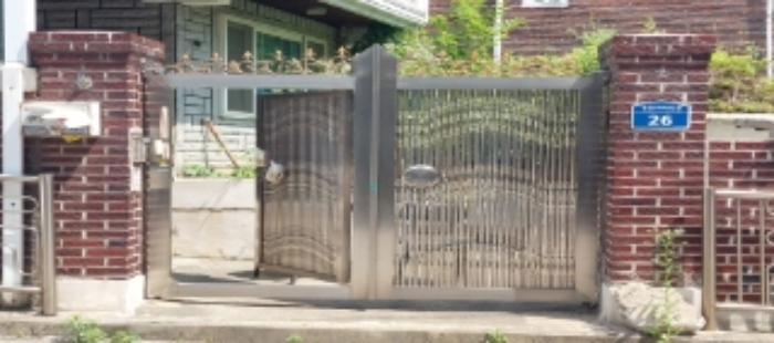 본건 토지,건물 일부(대문 및 주소표시) 전경