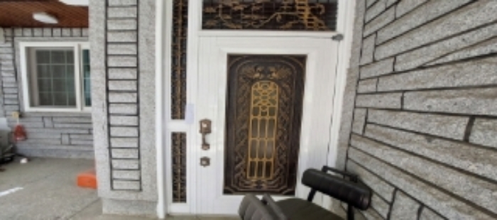 본건 건물 현관문 전경 