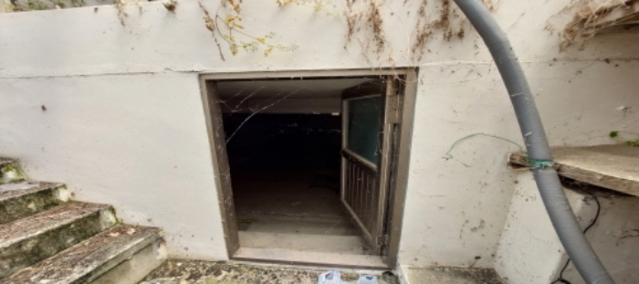 본건 건물 일부(지하실 입구) 전경