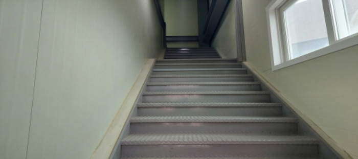 목록2 건물 계단 전경