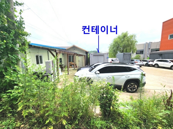 본건 지적 남측 경계 소재 컨테이너(평가제외)