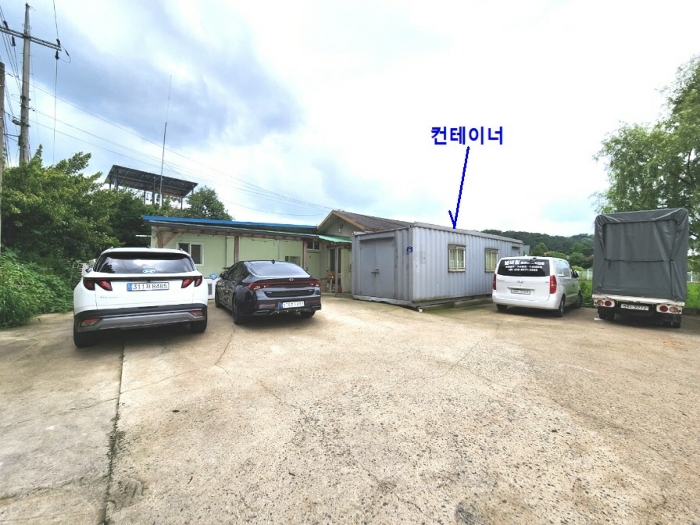 본건 지적 남측 경계 소재 컨테이너(평가제외)